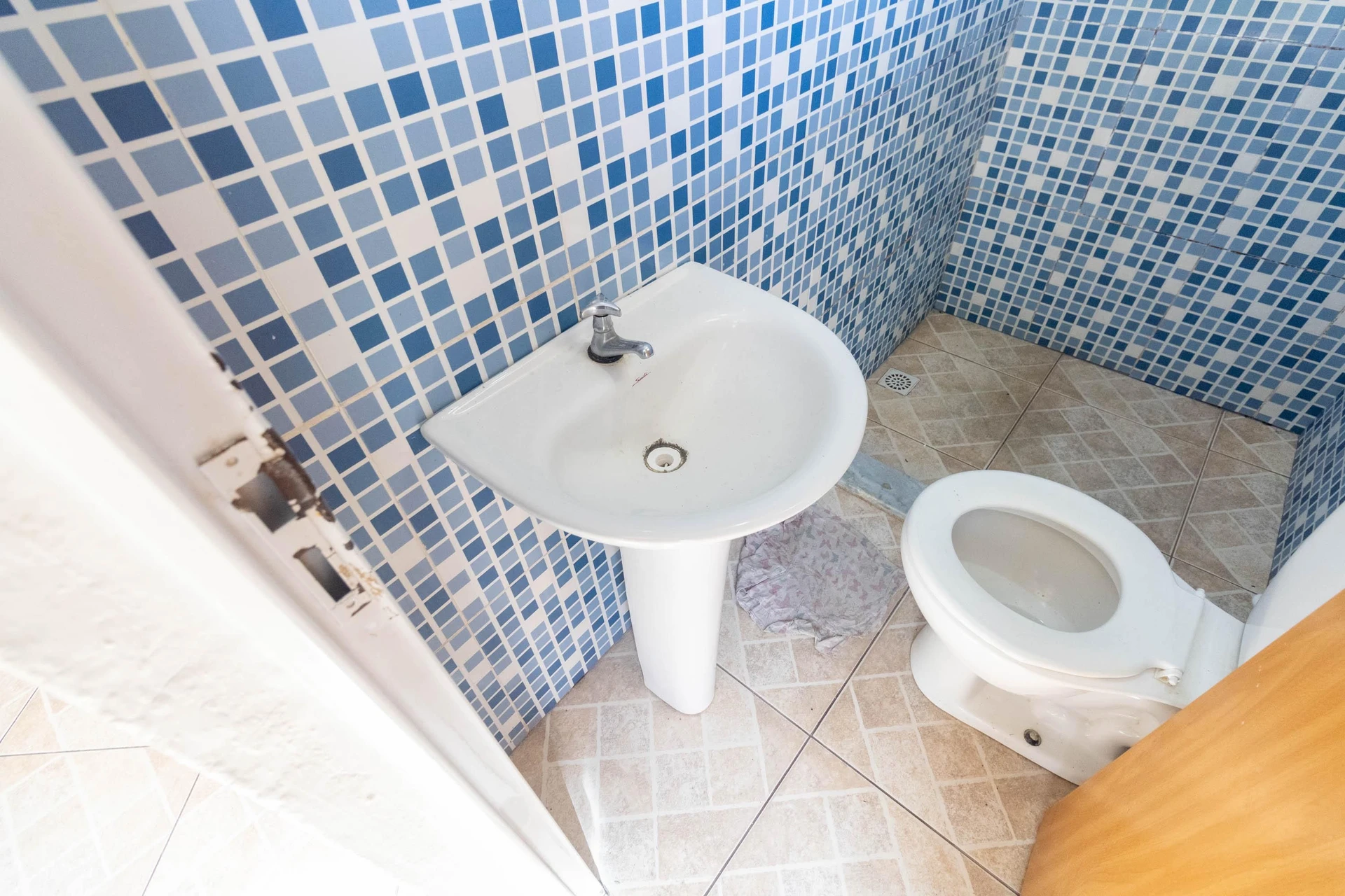 Unfurnished studio apartment with an electric shower — photo 5