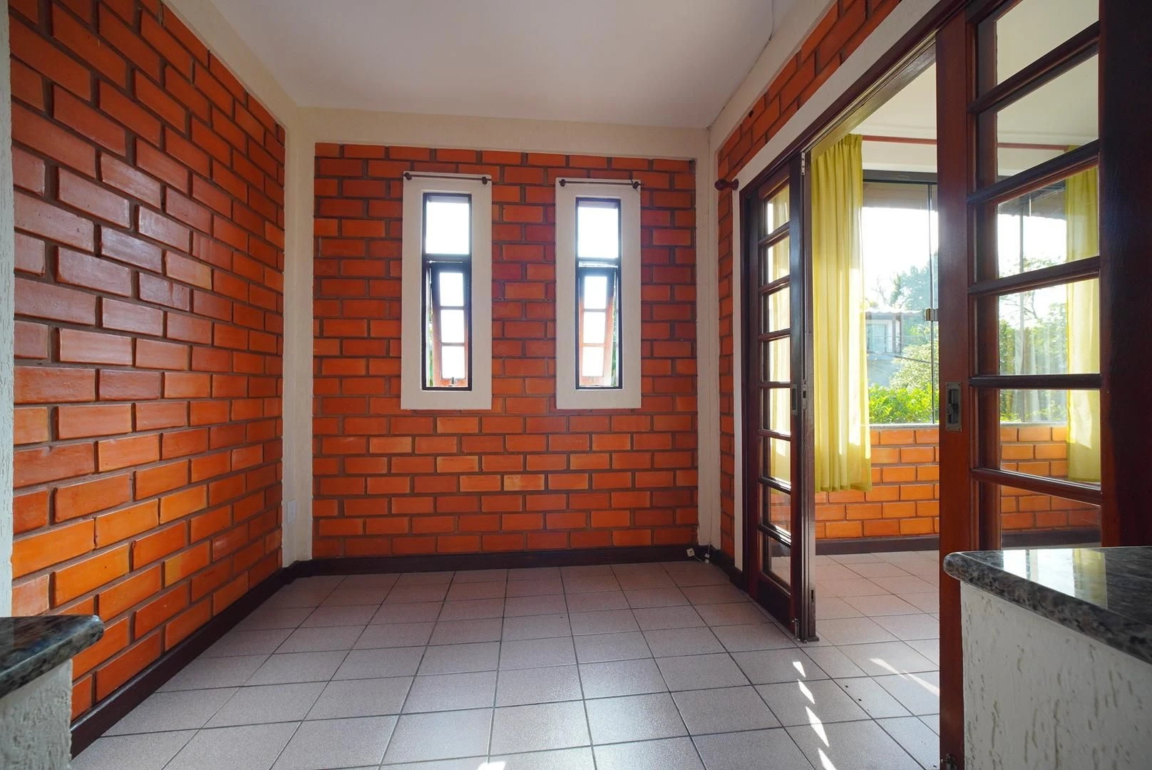 4-bedroom house with a garden — photo 3
