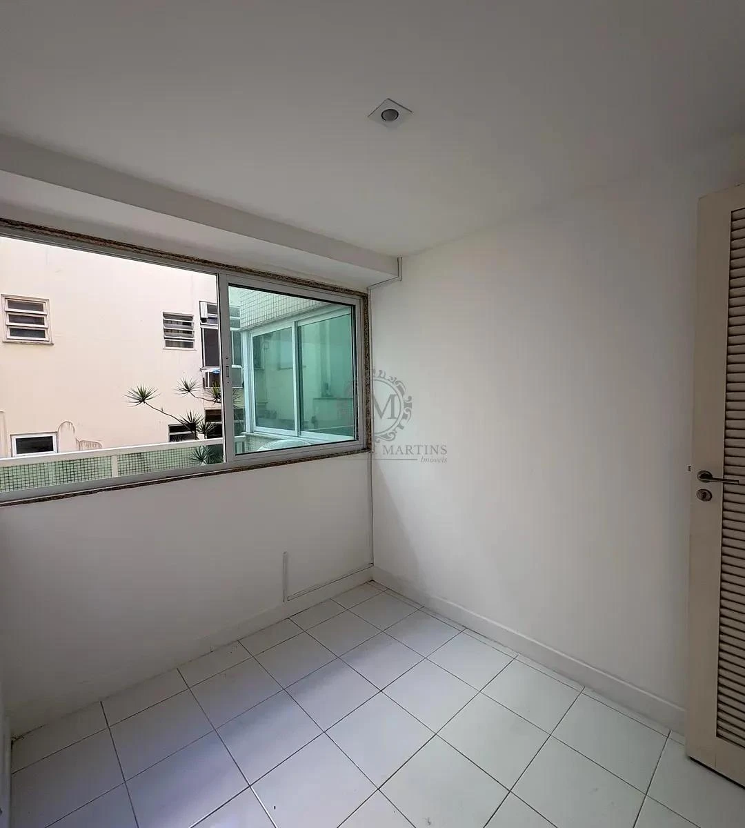 4-bedroom apartment with enclosed glass balcony — photo 27