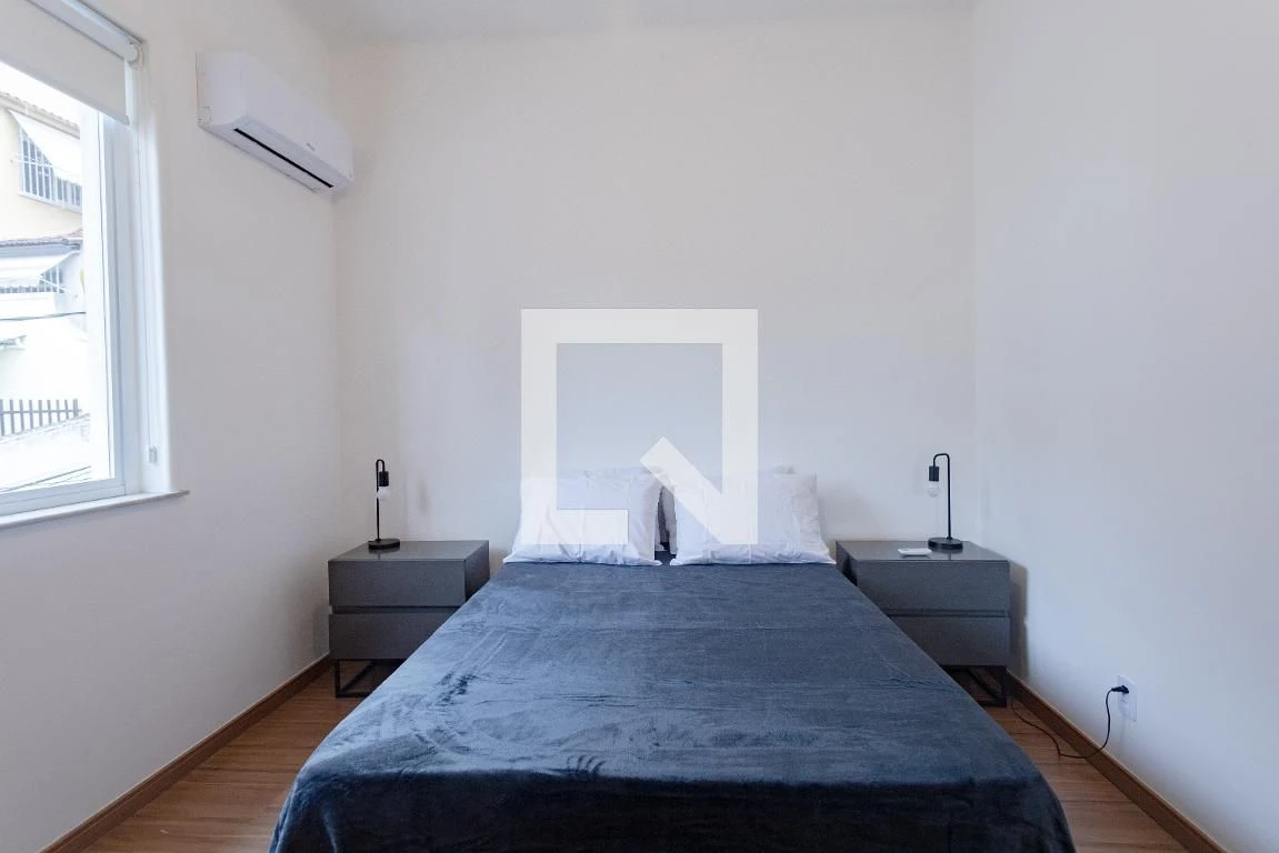 3-bedroom house with wood or laminate floors — photo 6