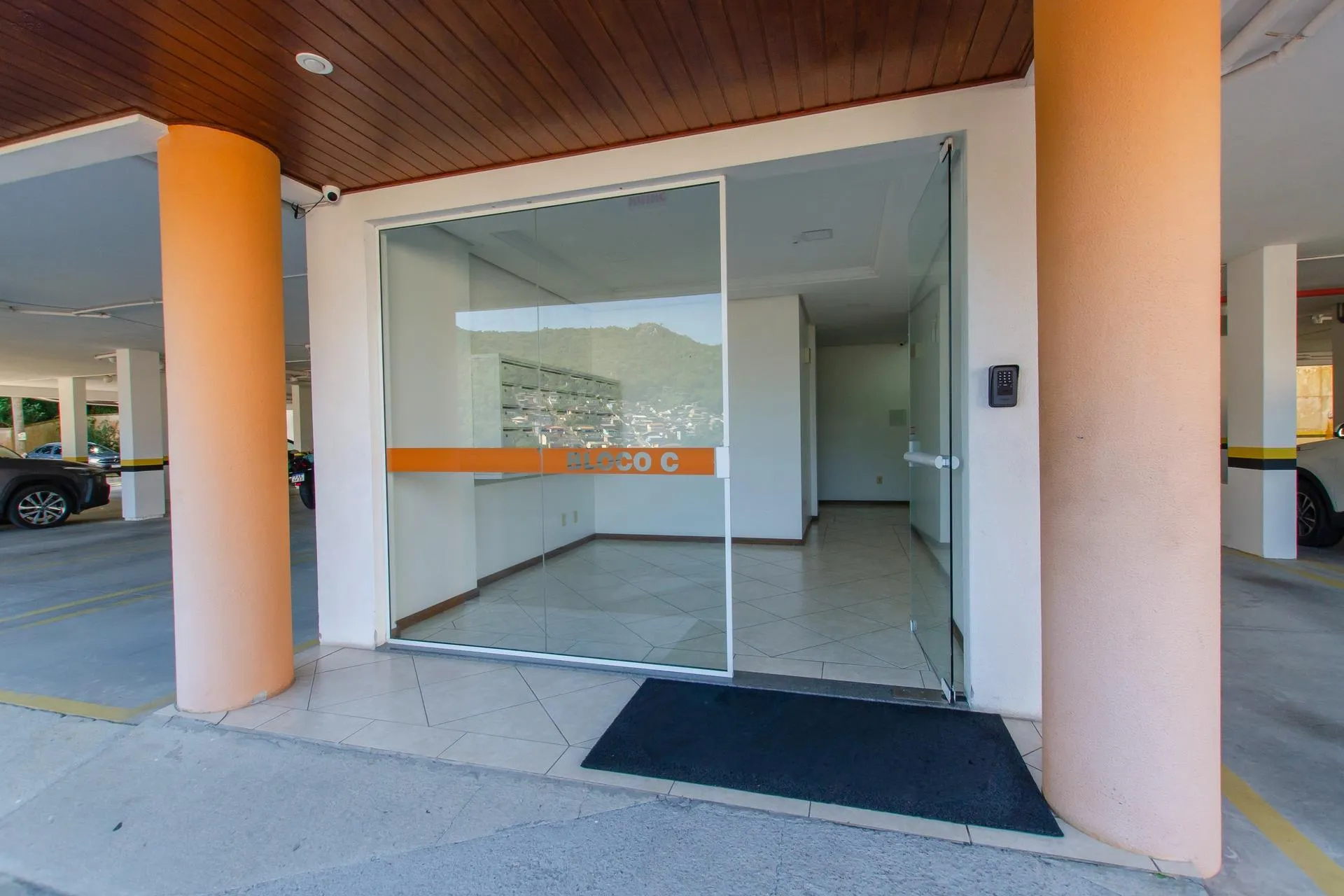 Mountain view in a 2-bedroom apartment, 65 m² — photo 32