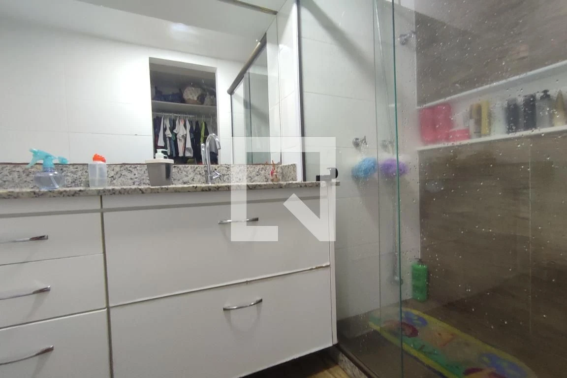 Apartamento de 89 m² com janelas do piso ao teto e closet — photo 45