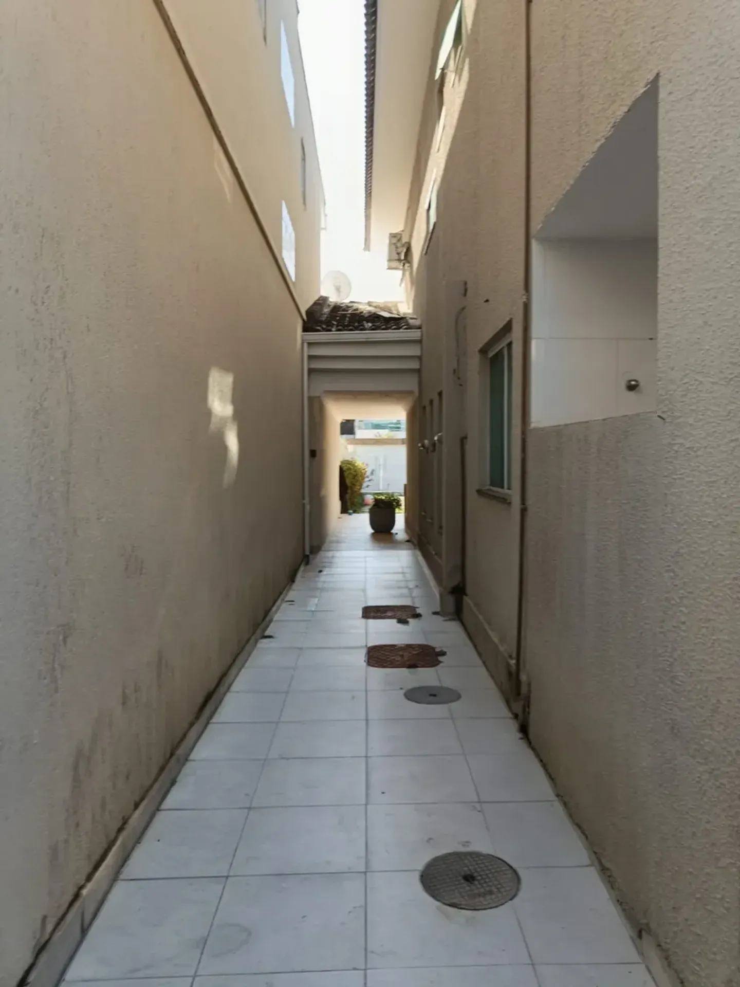 House with 4 bedrooms and 5 bathrooms — photo 43