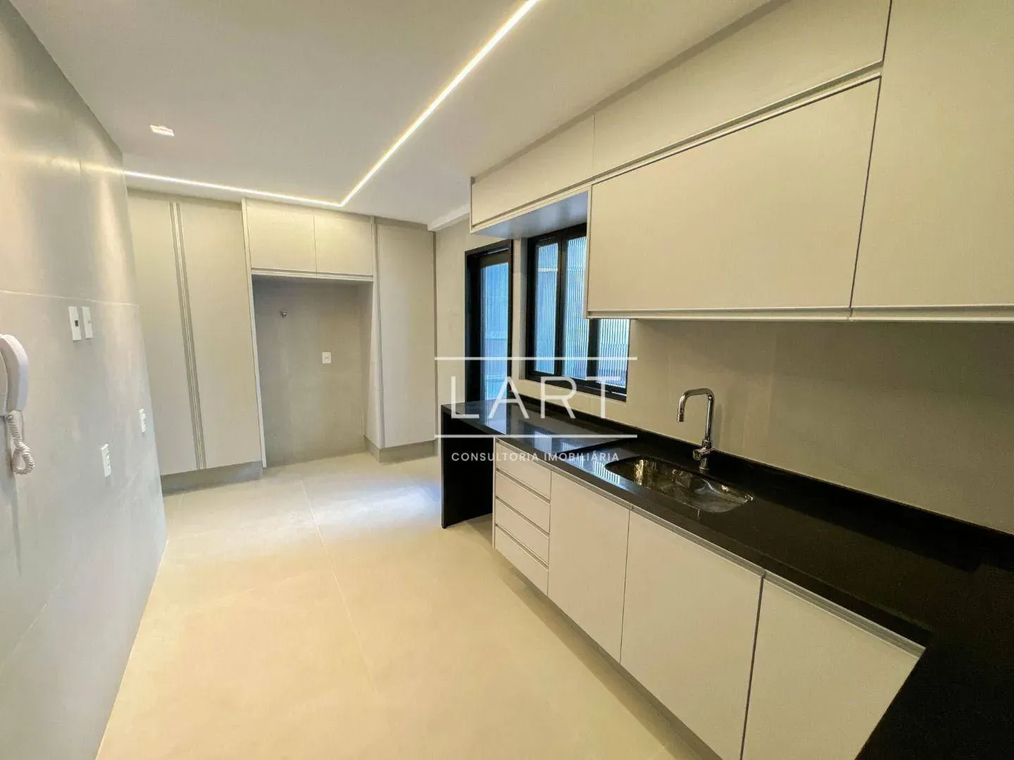 Панорамні вікна та 3 спальні: квартира 150 м² — photo 3