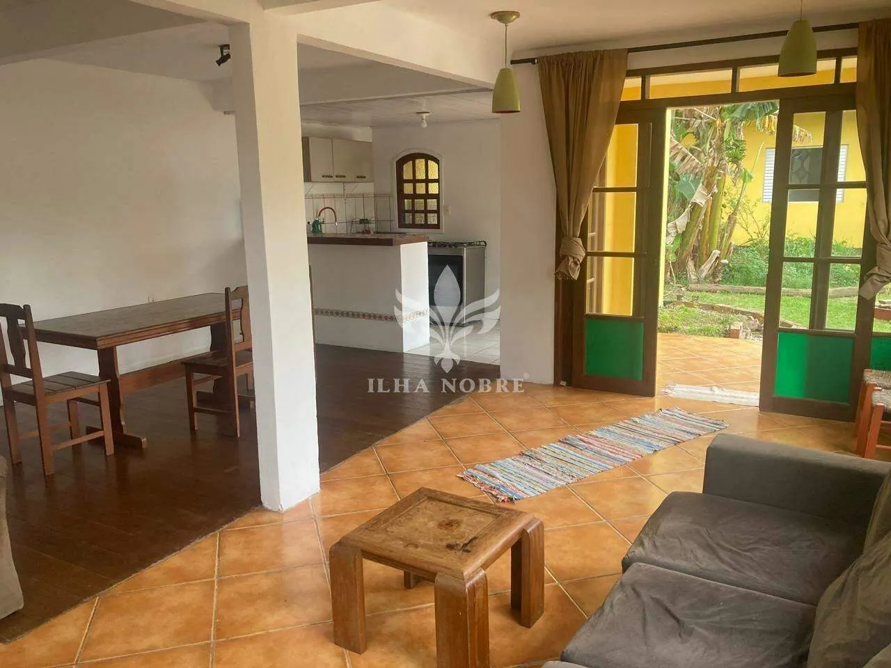Furnished 2-suite house with open-plan gas kitchen