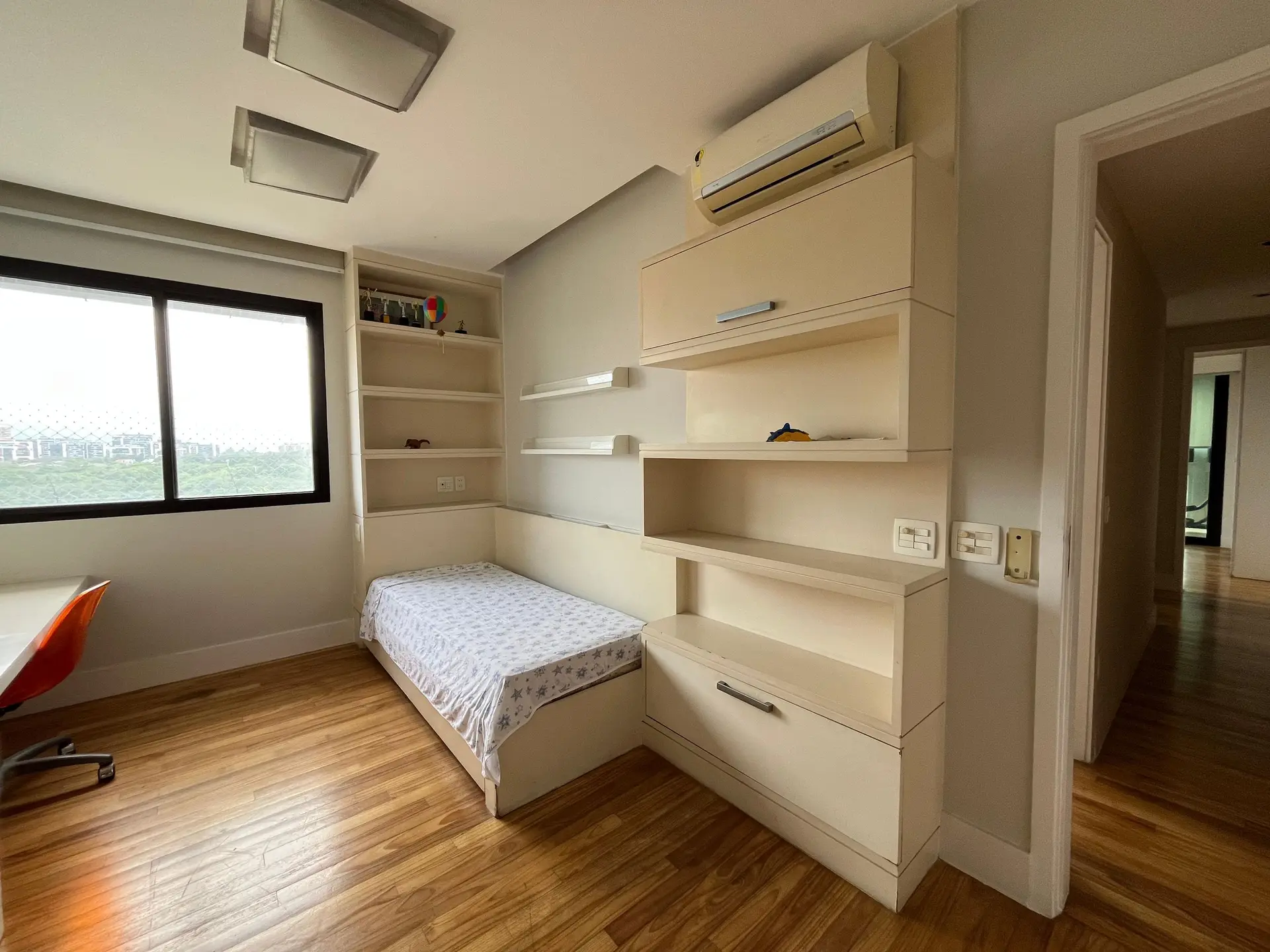 4-bedroom apartment with a water view — photo 8