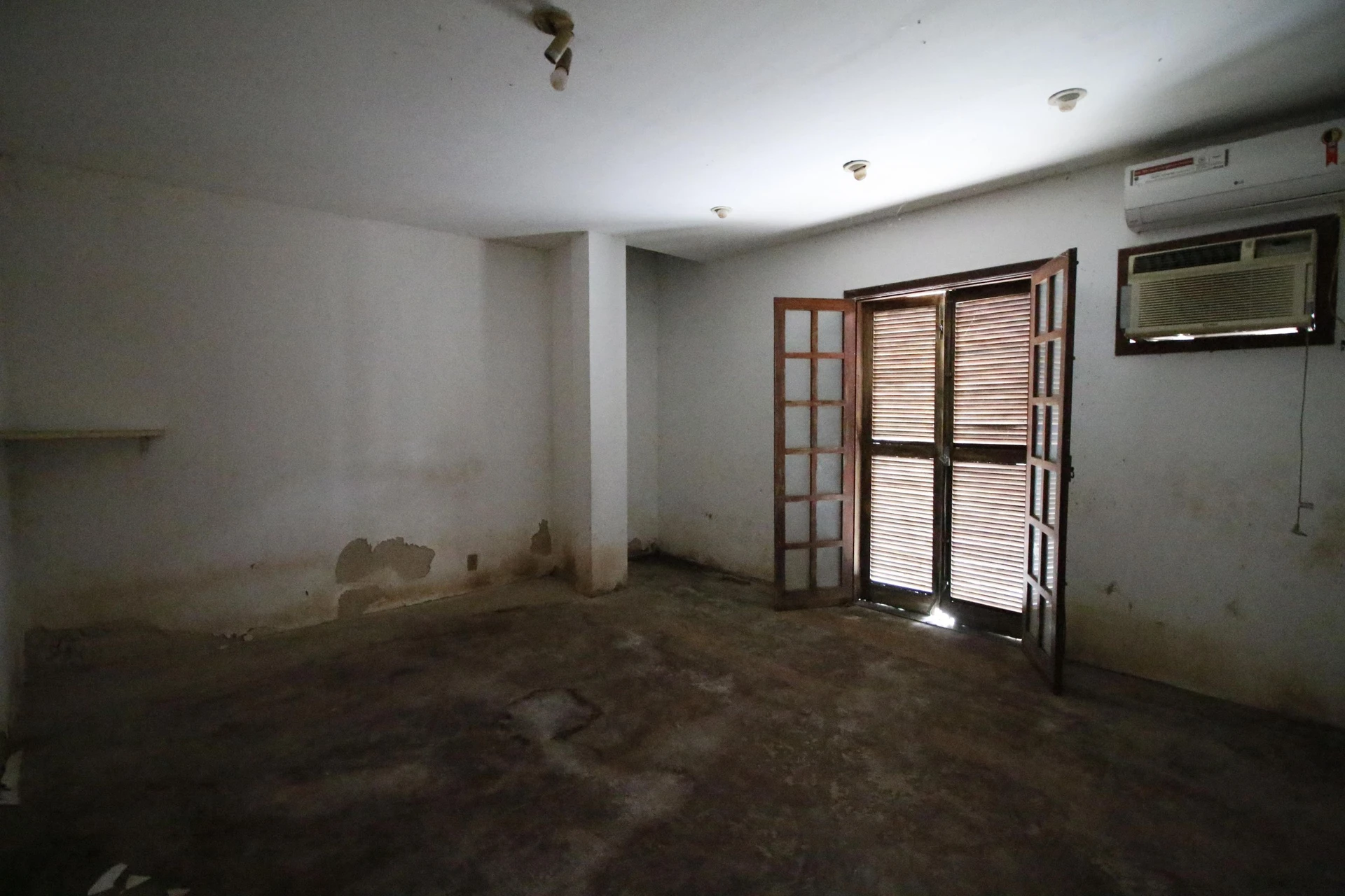 500 m² house with floor-to-ceiling windows and a bathtub — photo 38
