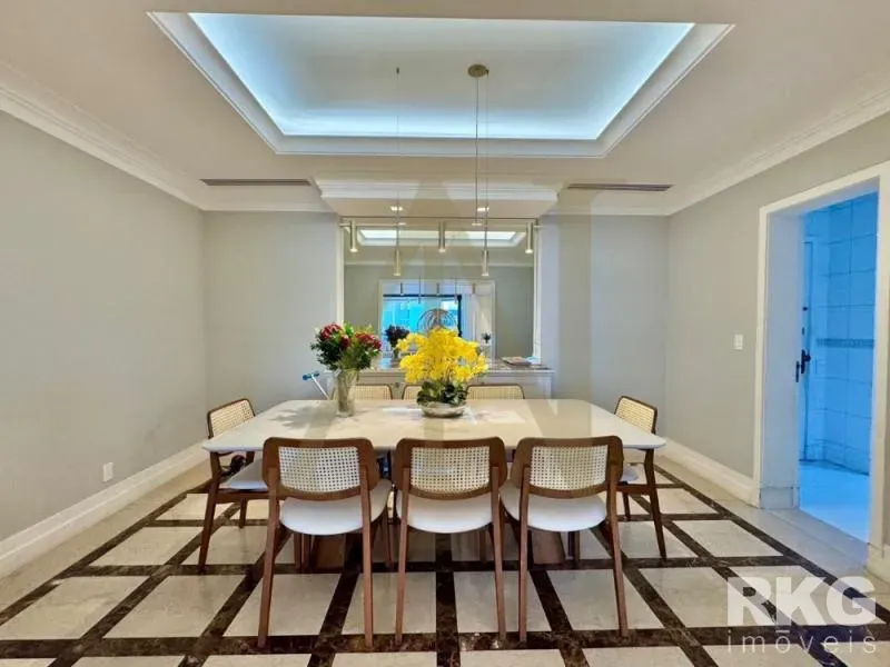 Furnished apartment with 4 bedrooms and water and city views — photo 10