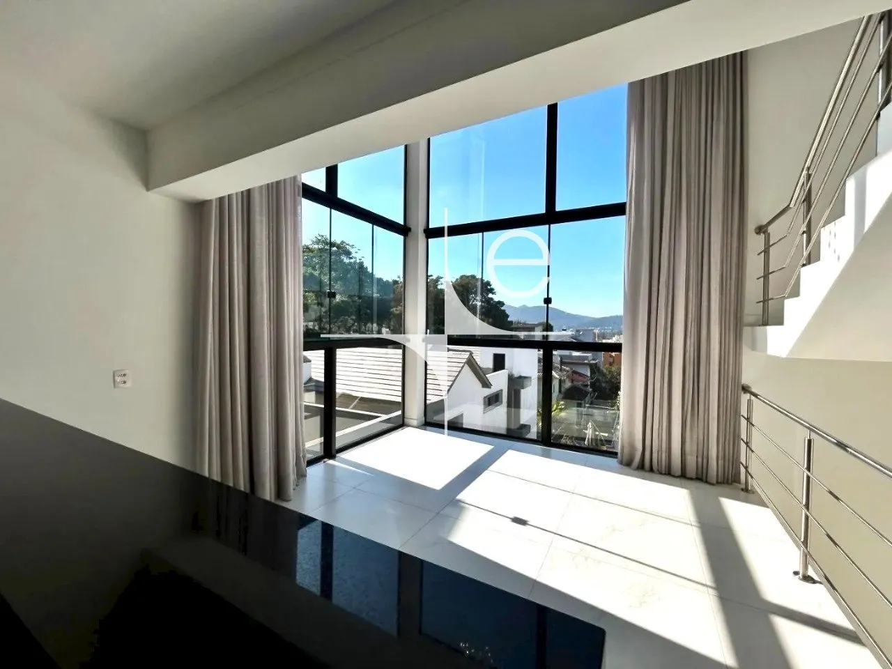 Furnished 4-bedroom house with open-plan kitchen