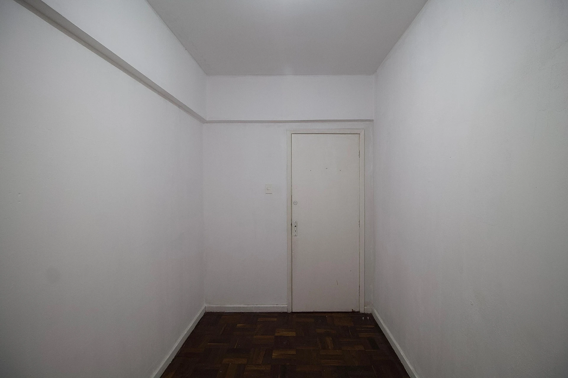 Wood or laminate floors in a 2-bedroom apartment, 72 m² — photo 13