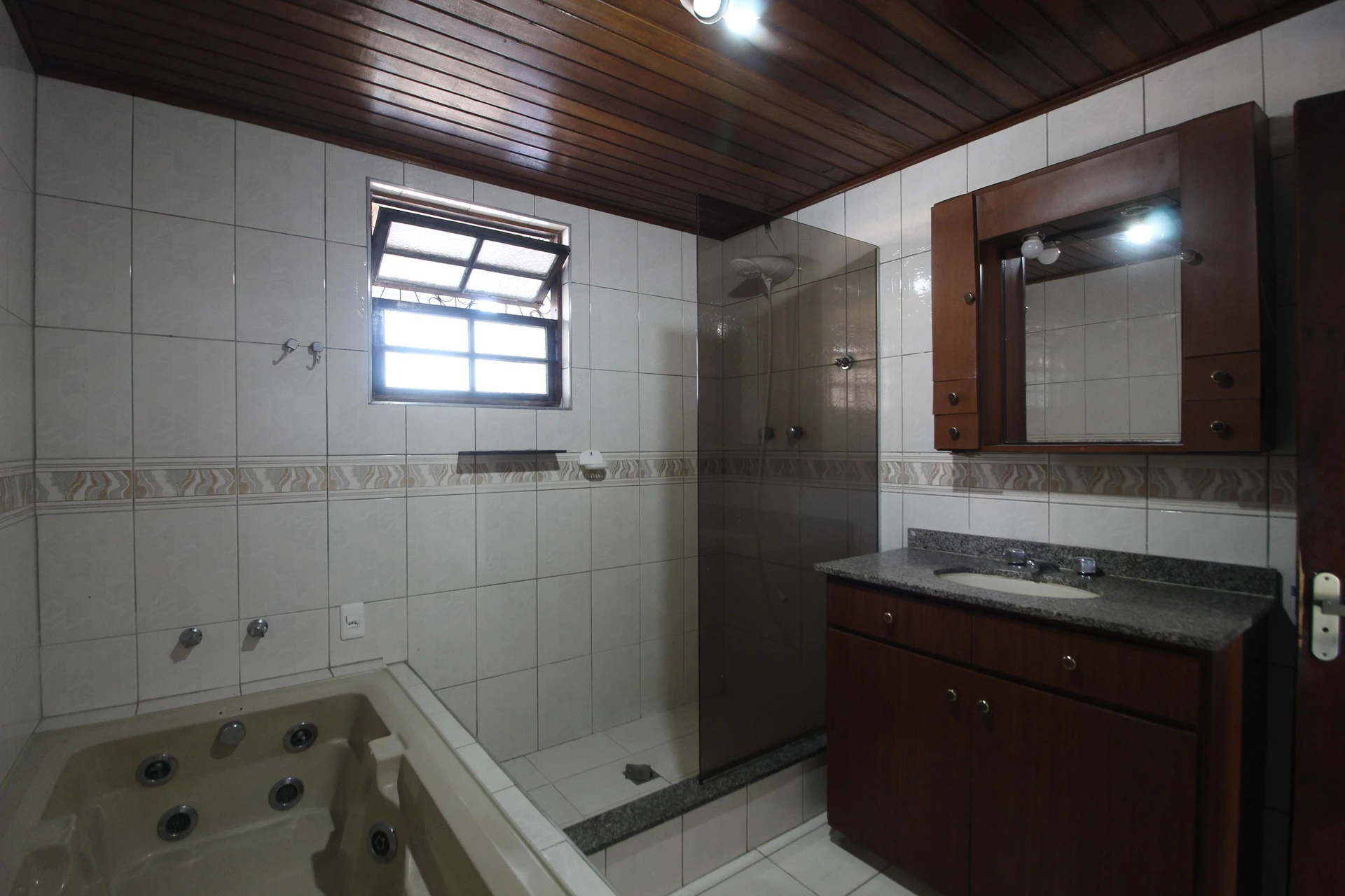 4-bedroom house with a bathtub in Rio de Janeiro — photo 37