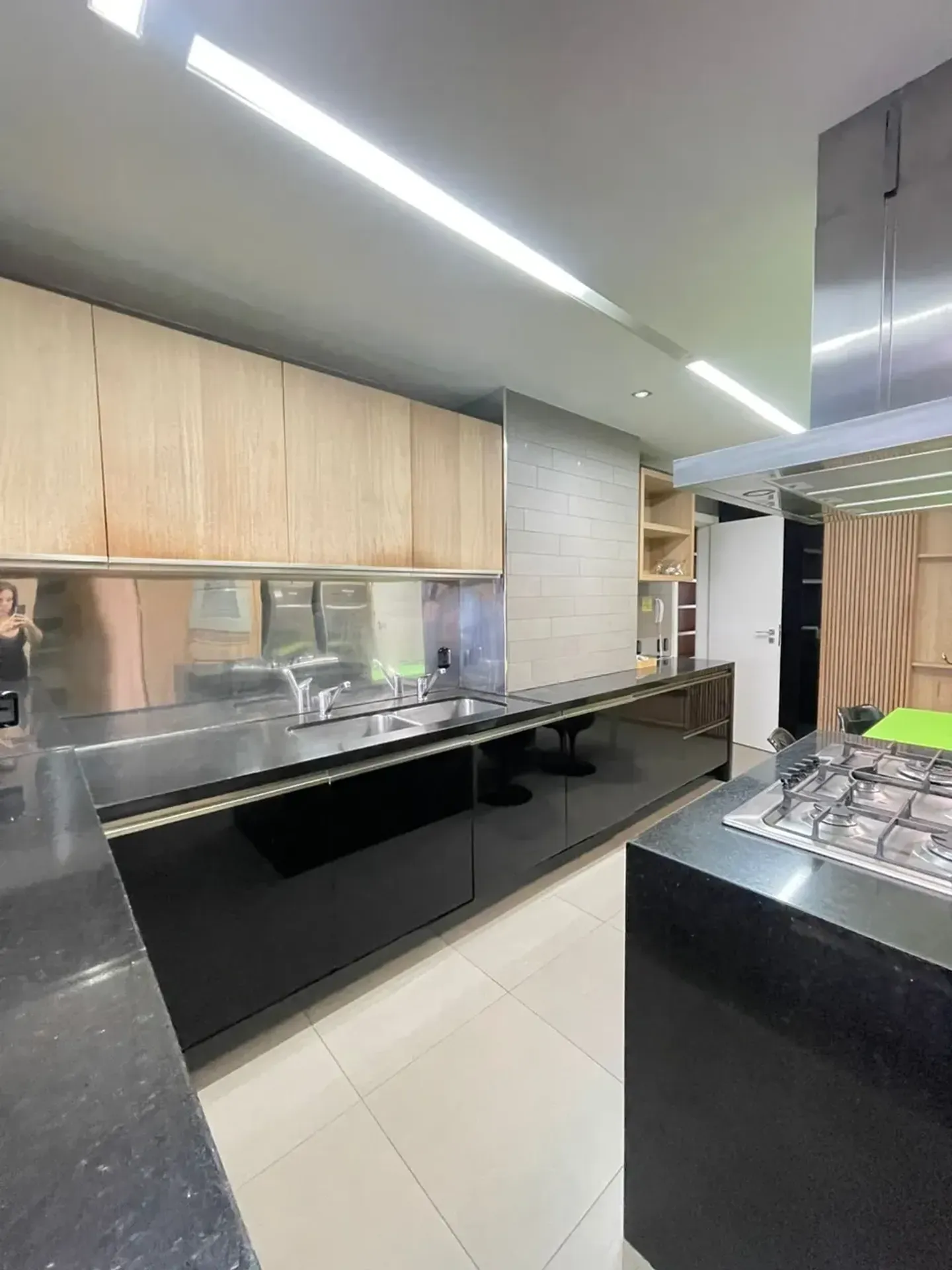 Furnished 3-bedroom apartment with glassed balcony — photo 14