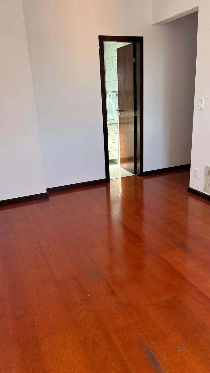 3-bedroom apartment with wood or laminate floors — photo 16