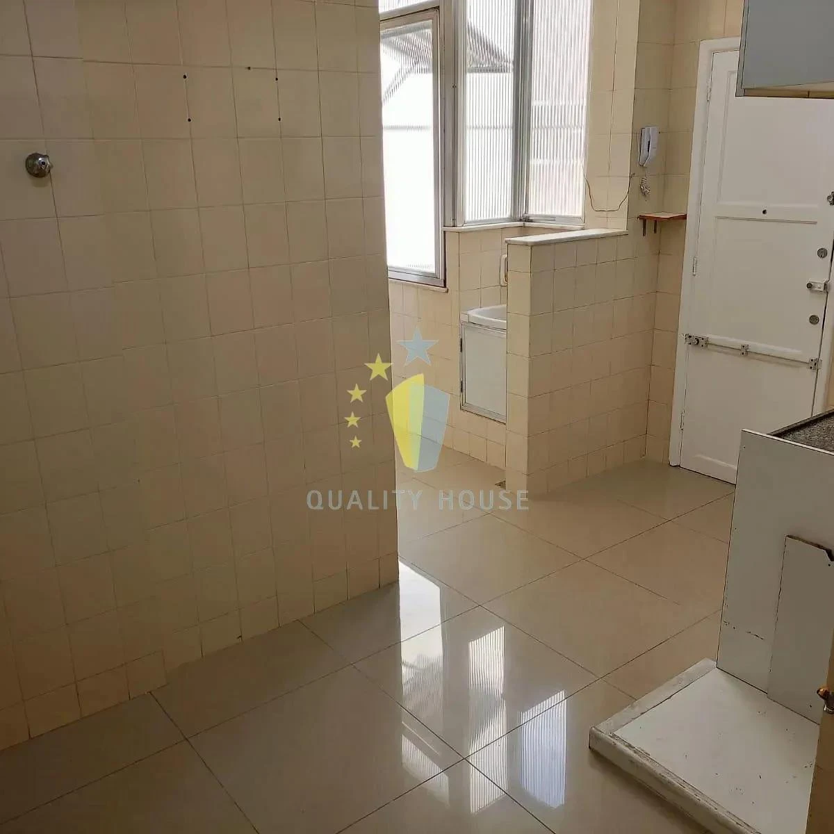 Bathtub in a 2-bedroom apartment, 90 m² — photo 18
