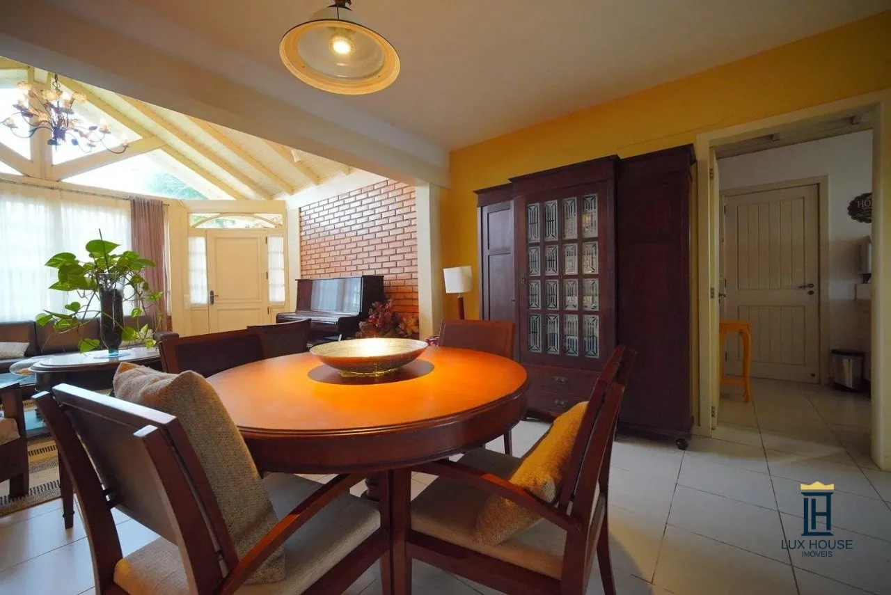Casa de 3 dormitorios con ventanales de piso a techo — photo 17