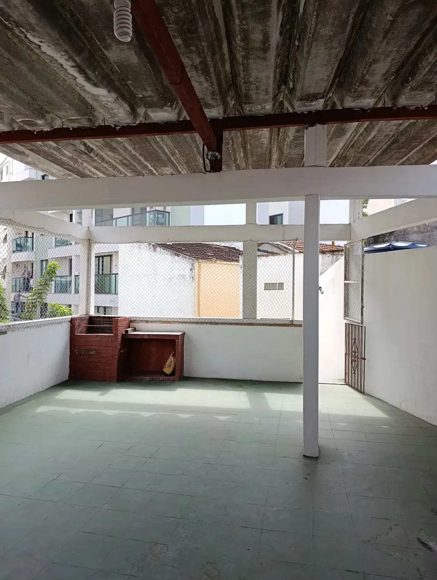 Apartment on the 2nd floor with a grill on the balcony