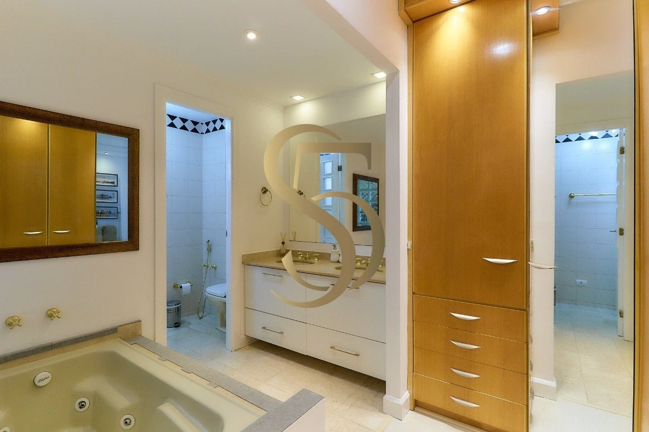 Bathtub in a one-bedroom apartment, 103 m² — photo 11