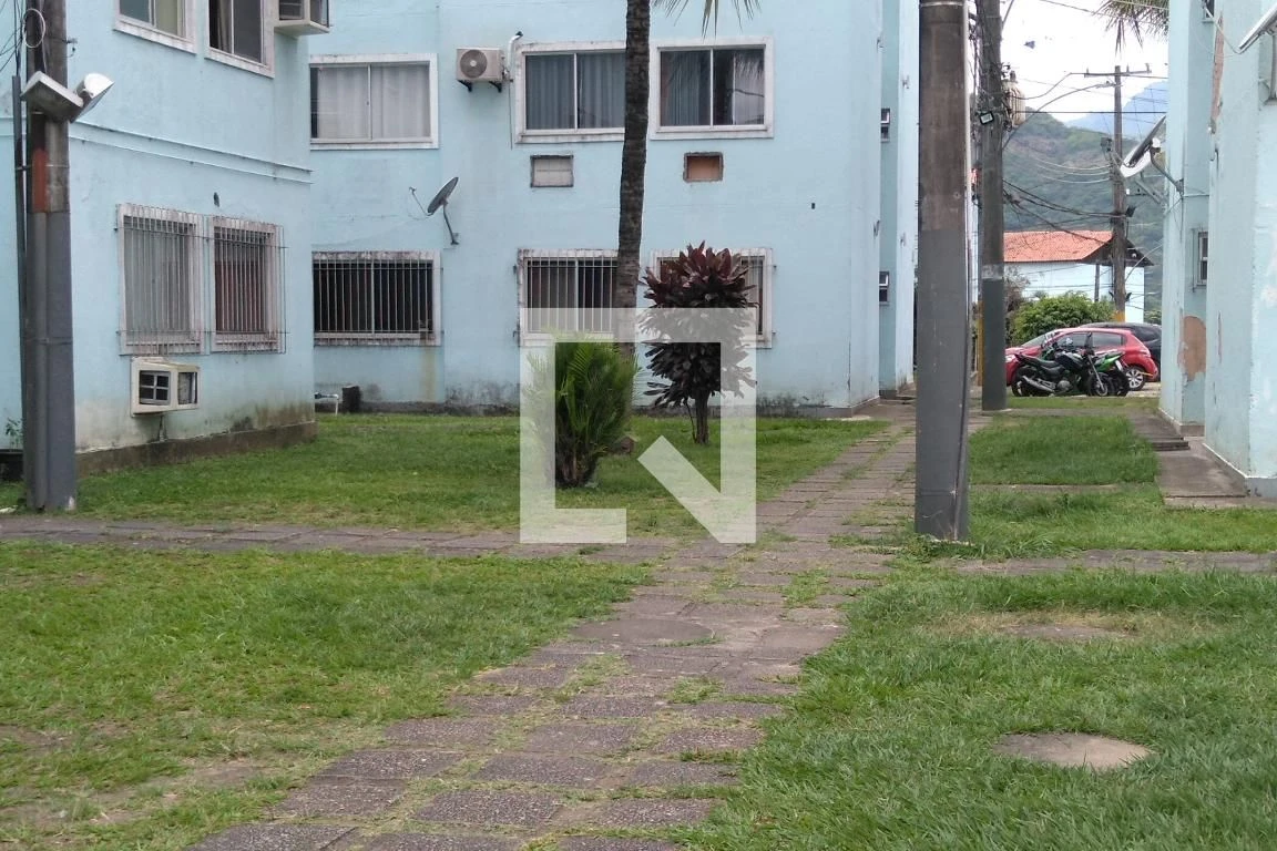2-bedroom apartment in a building with a pool — photo 38