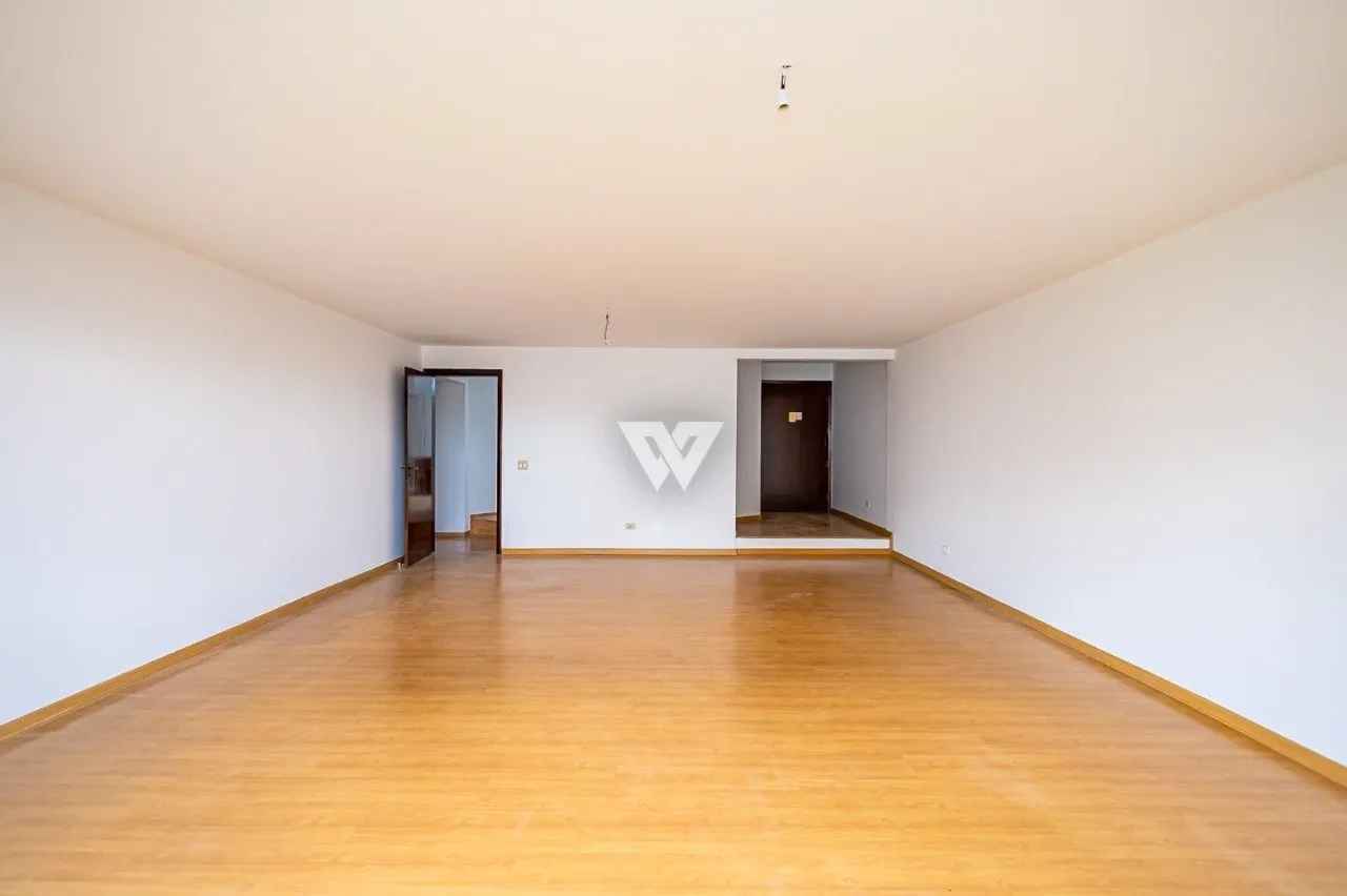 Apartment with wood floors, 4 bedrooms and glass balcony — photo 4