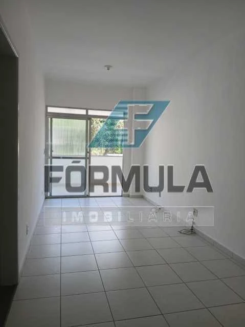One-bedroom apartment in a building with a gym — photo 8