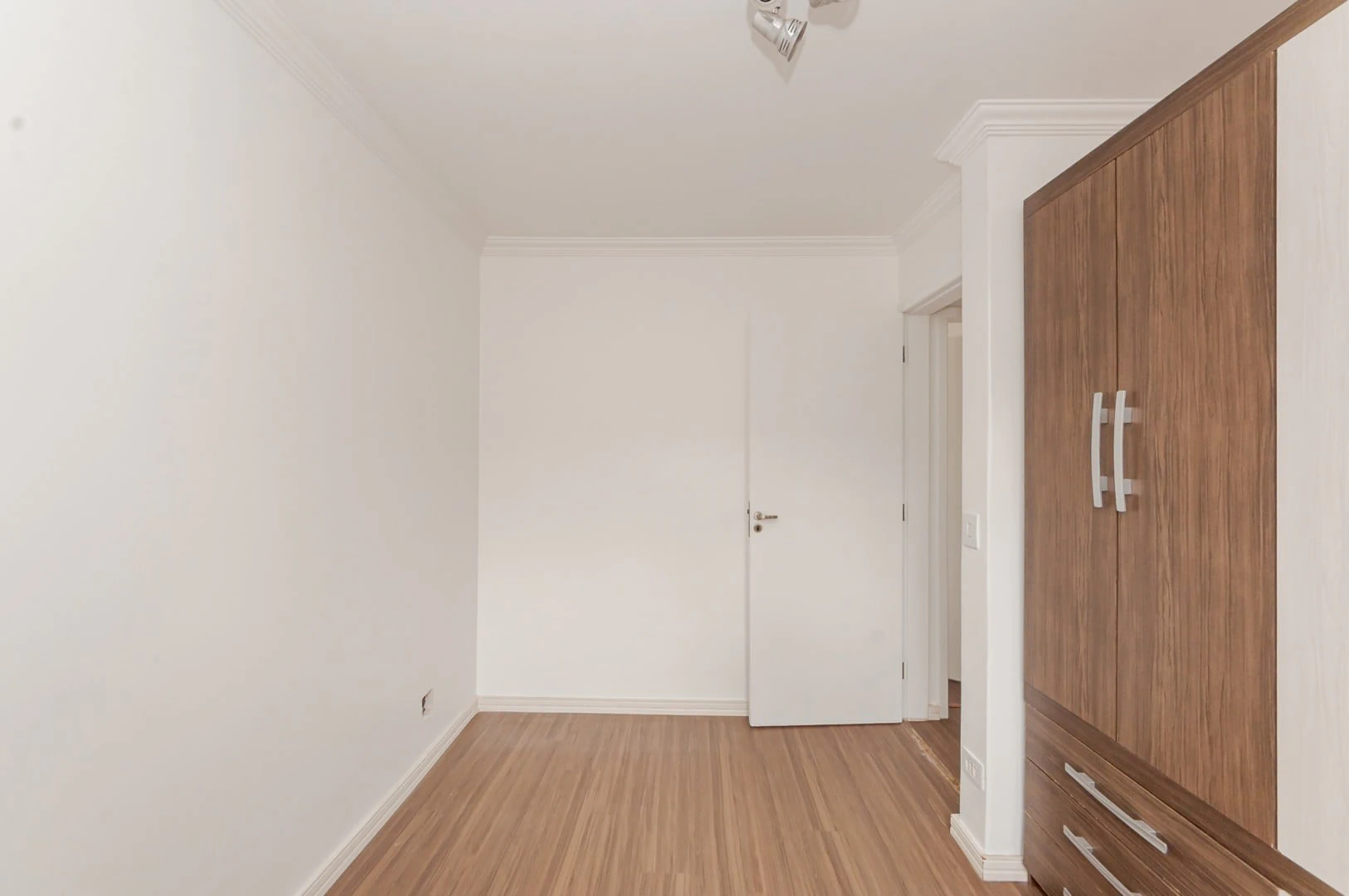 3-bedroom apartment with wood or laminate floors in Curitiba — photo 26