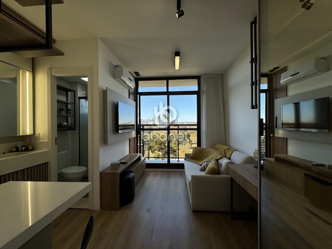 Furnished 1-bedroom apartment with glass balcony — photo 9