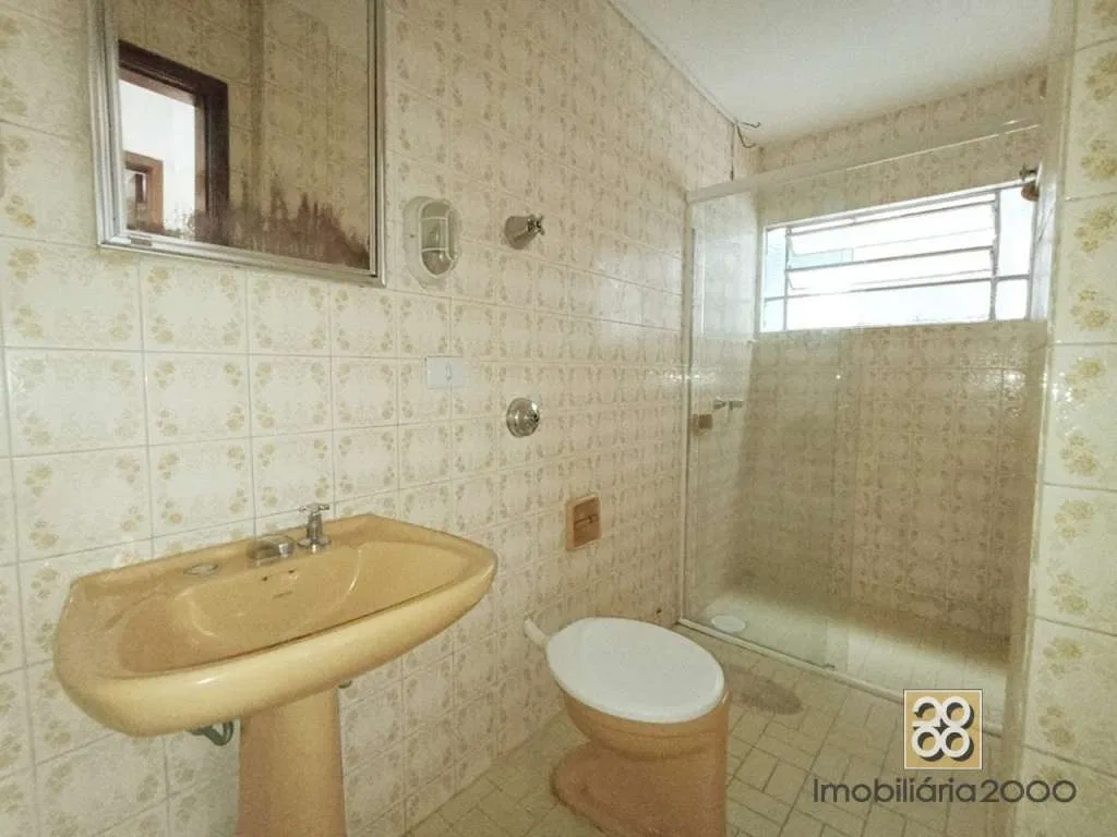 3-bedroom apartment with wood or laminate floors — photo 10