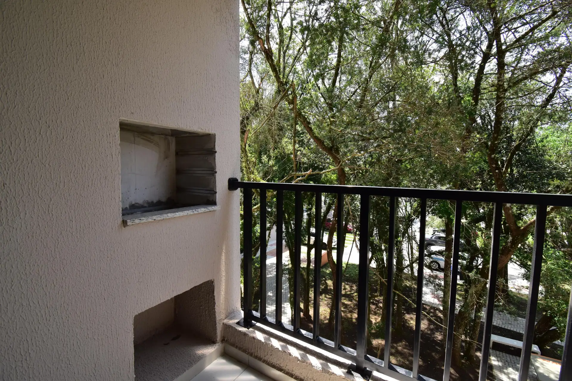 Balcony with a grill in a 3-bedroom apartment, 64 m² — photo 56