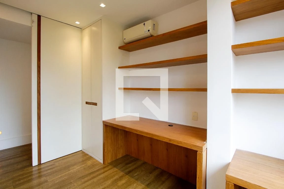 Walk-in closet in a 3-bedroom apartment, 200 m² — photo 66