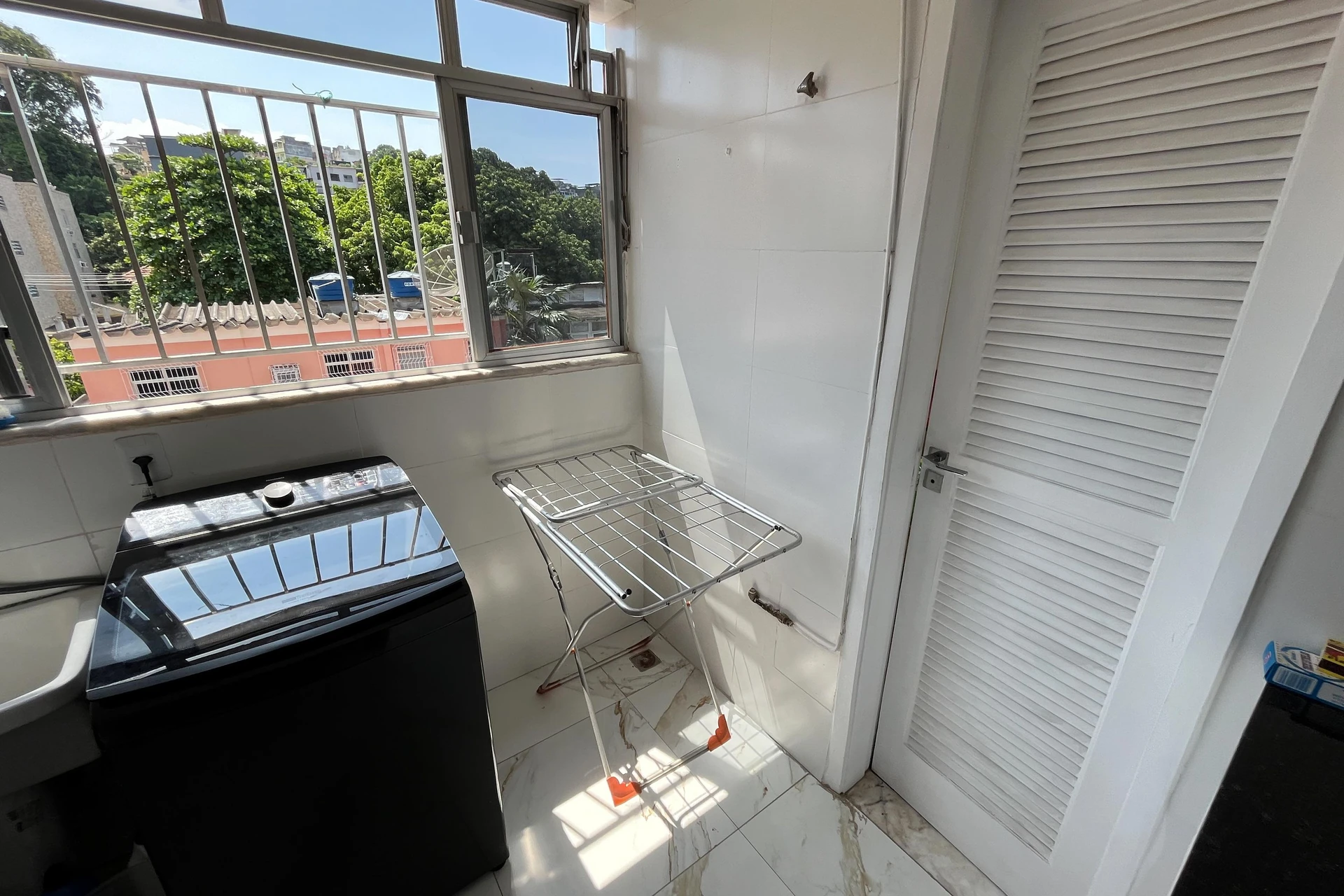 Glass-enclosed balcony in a 3-bedroom apartment, 131 m² — photo 11
