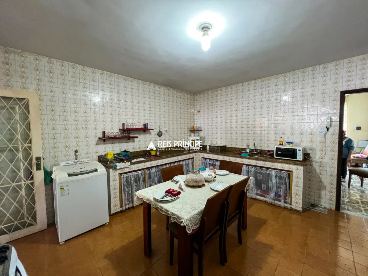 House with 4 bedrooms and a gas stove kitchen — photo 5
