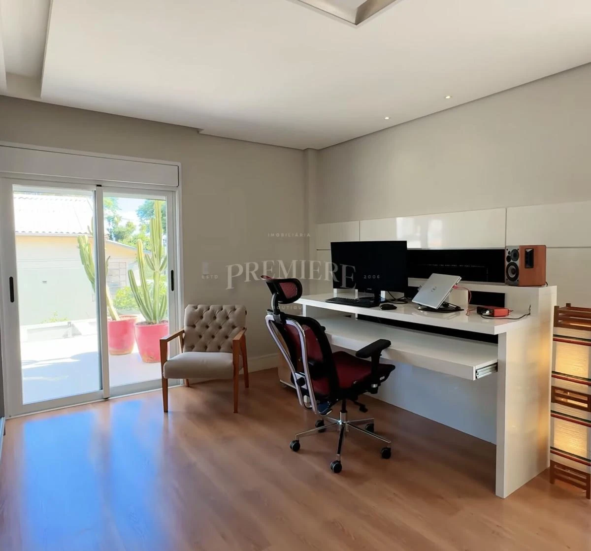 4-bedroom house with a glass-enclosed balcony in Curitiba — photo 13