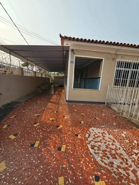 Bañera y 2 dormitorios: casa de 225 m² — photo 8