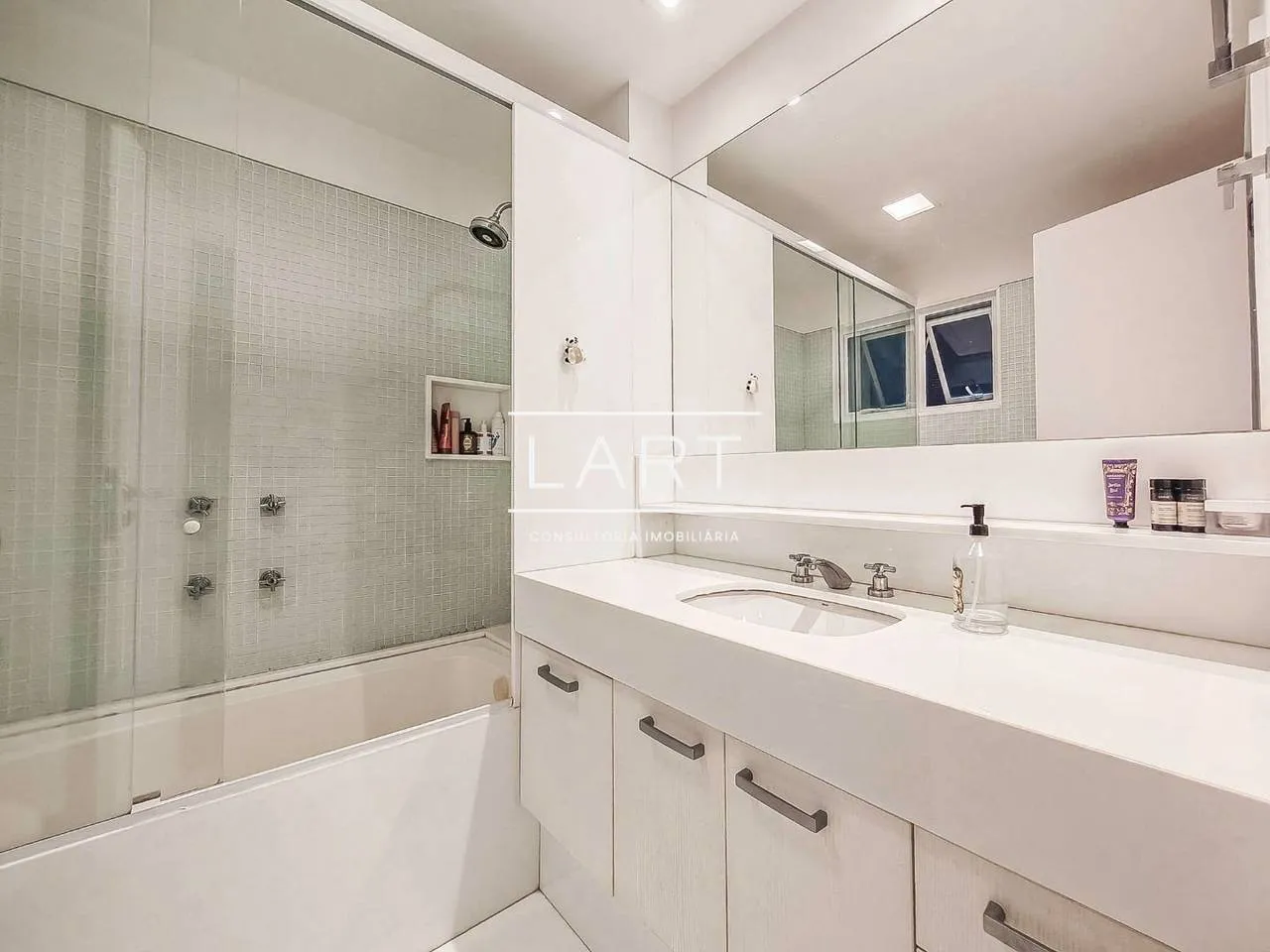 Furnished 3-bedroom apartment with 4 bathrooms and 240 m² — photo 24