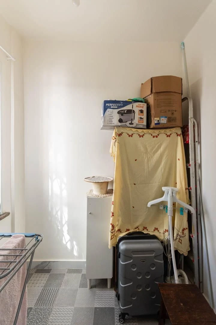 One-bedroom apartment with a washing machine — photo 27