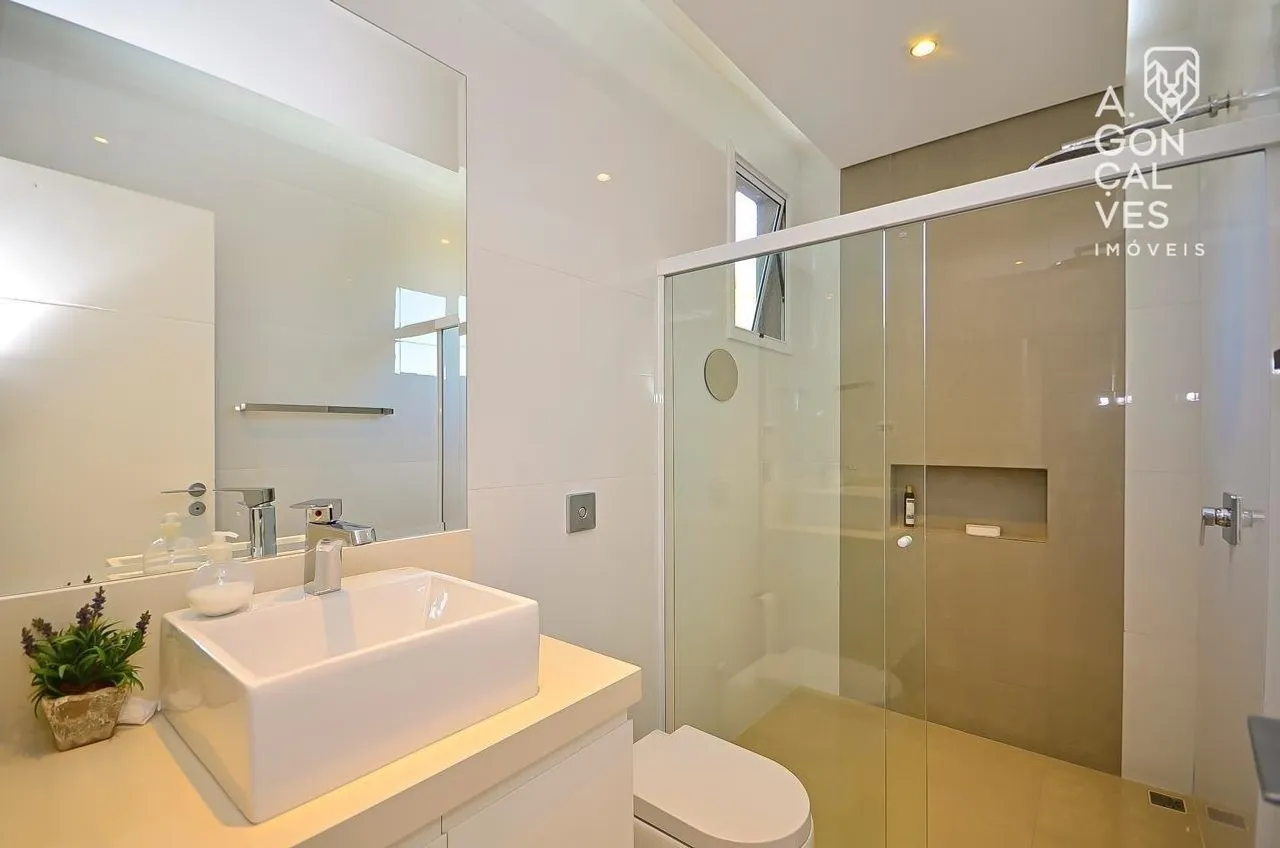 668 m² house with 4 en-suite bedrooms and private garden — photo 15