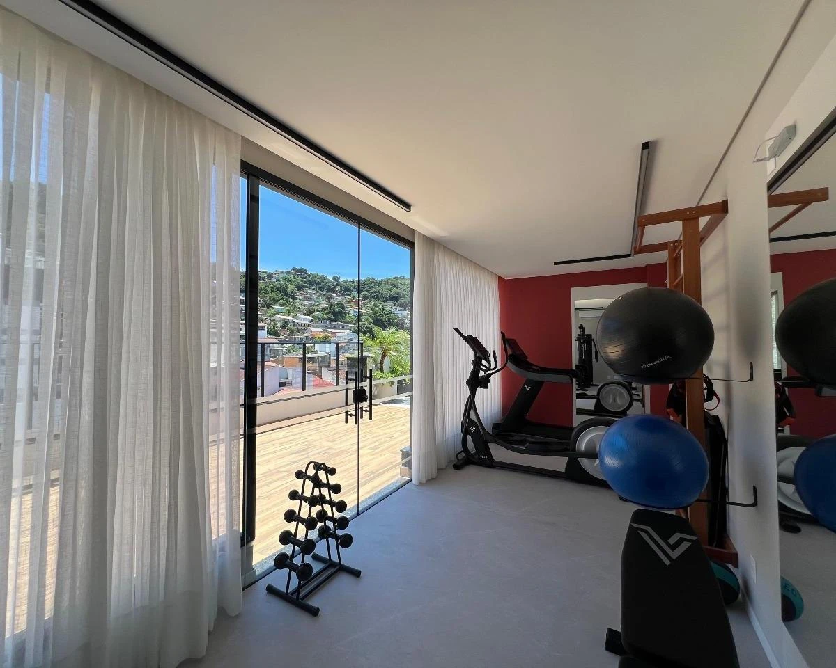 One-bedroom apartment with a grill on the balcony — photo 31