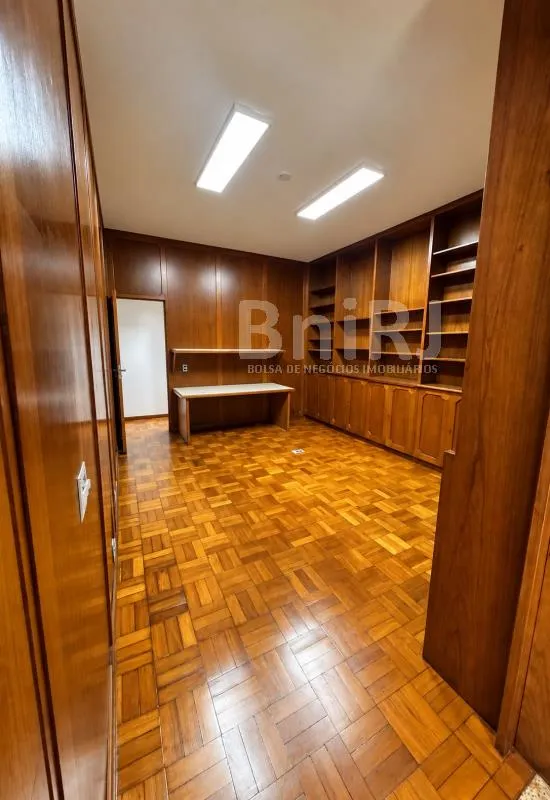 Home office in a 4-bedroom apartment, 280 m² — photo 9