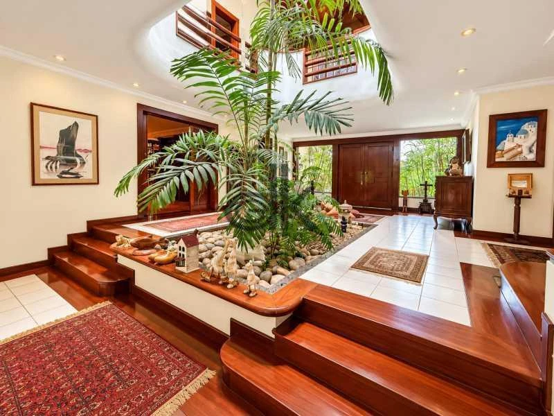 5-bedroom house with a home office — photo 18