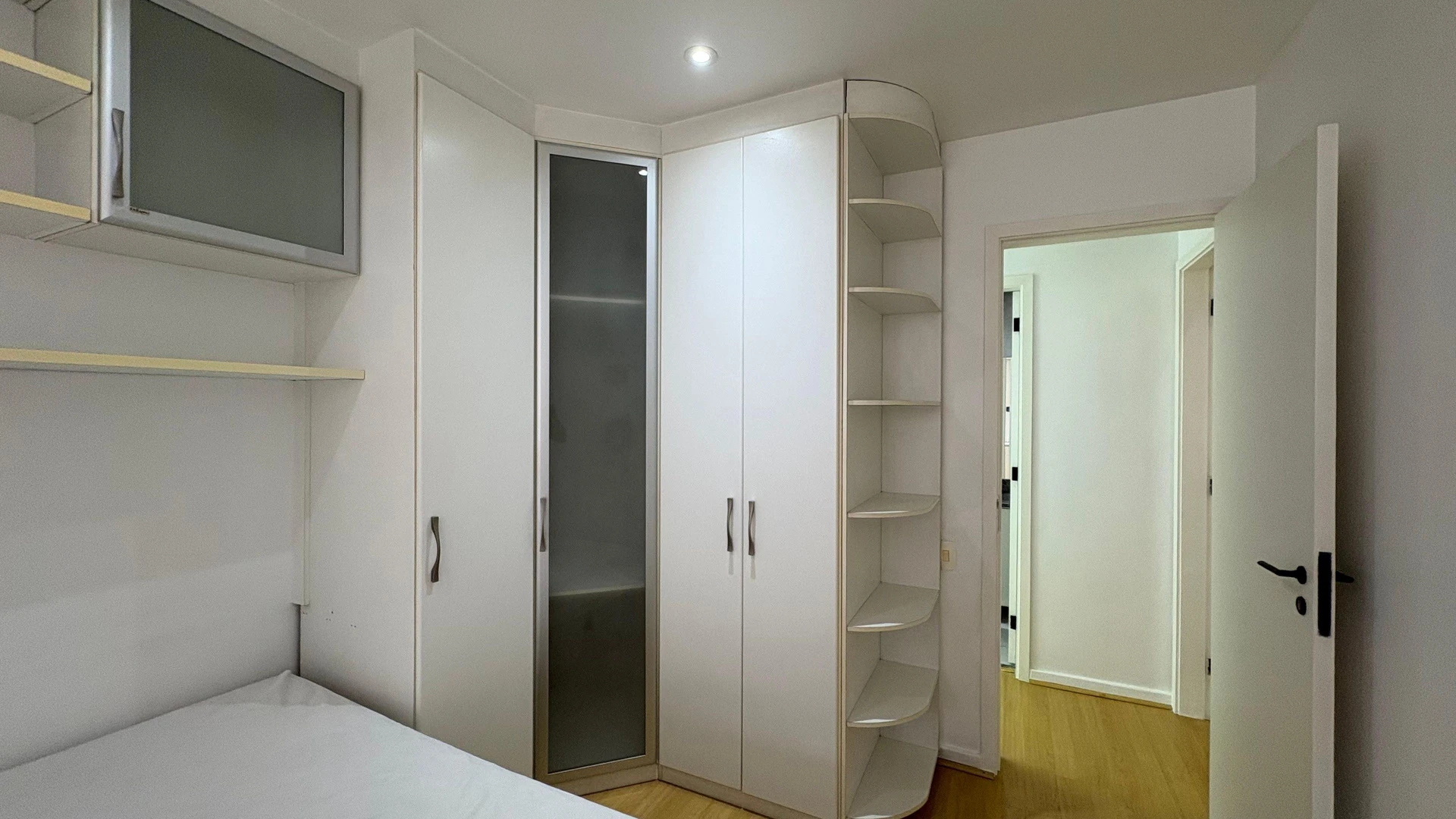 Glass-enclosed balcony in a 3-bedroom apartment, 120 m² — photo 63