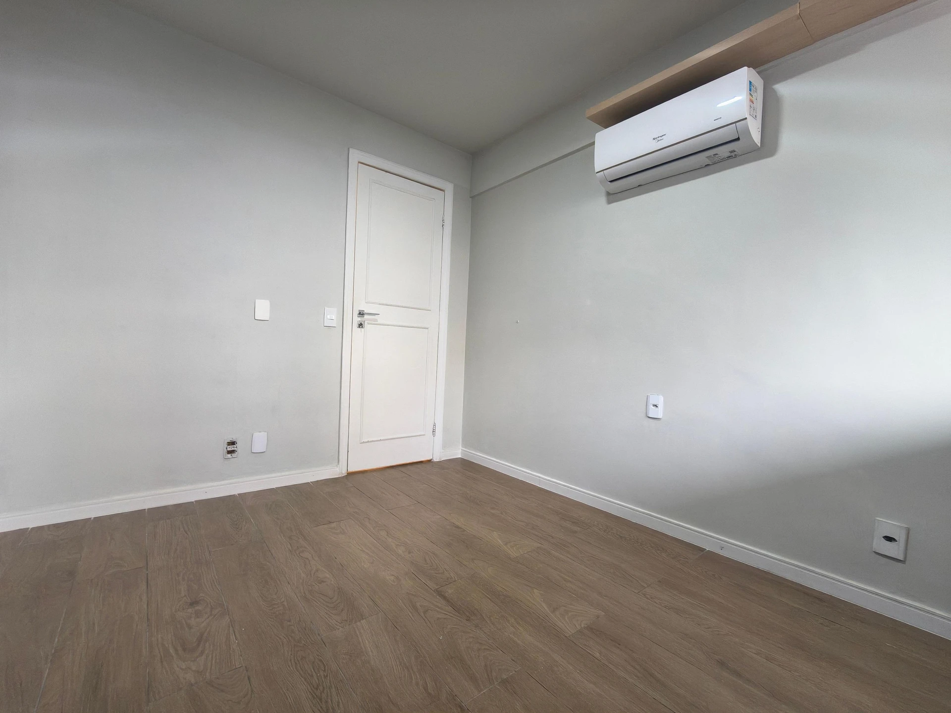 Unfurnished 2-bedroom apartment with a closed kitchen — photo 32