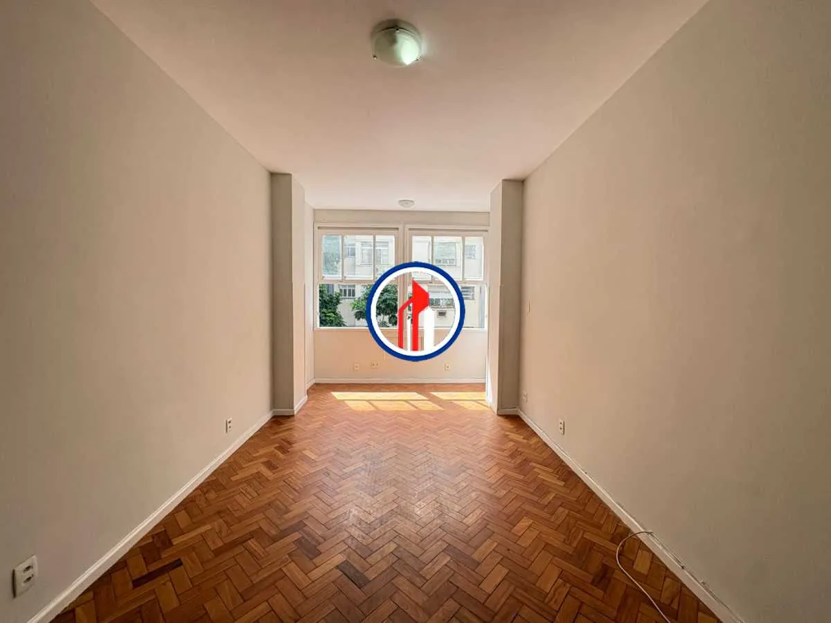 Wood or laminate floors in a 2-bedroom apartment, 72 m²