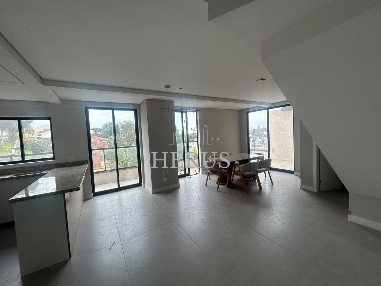 Apartamento de 2 quartos com janelas do piso ao teto — photo 8