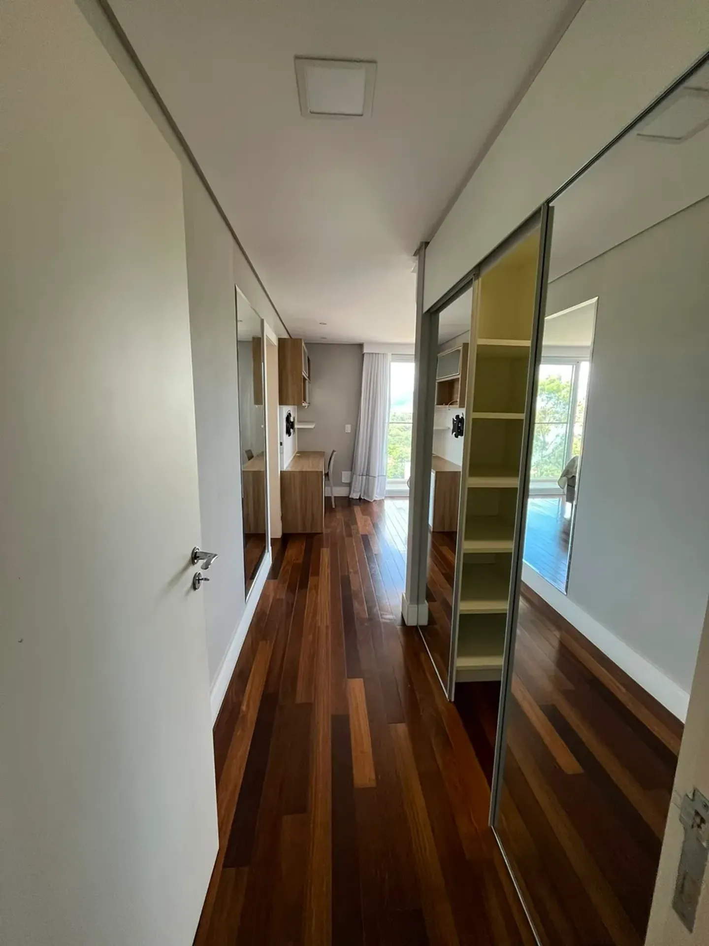 Casa de 1000 m² con vista al agua y chimenea — photo 45