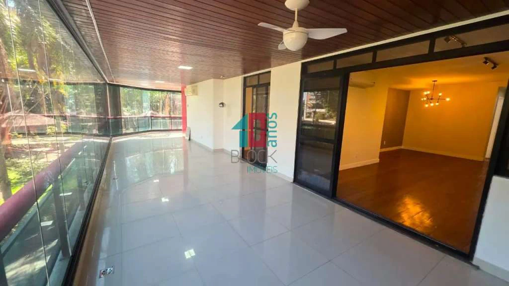 4-bedroom apartment with a glassed-in balcony — photo 12