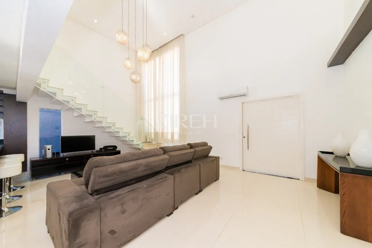 4-bedroom house with private garden — photo 3