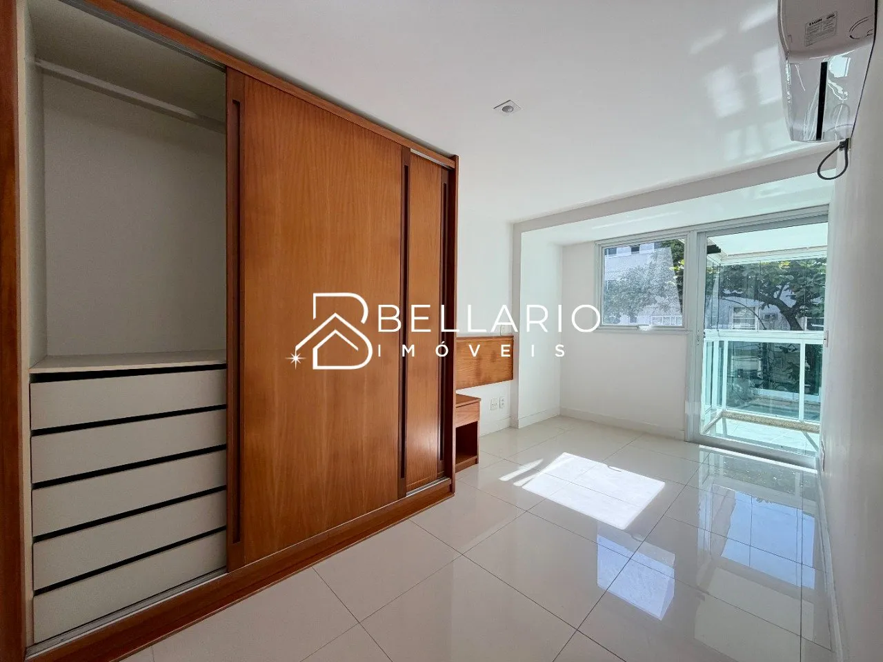 4-bedroom apartment with 5 bathrooms and glass balcony — photo 8