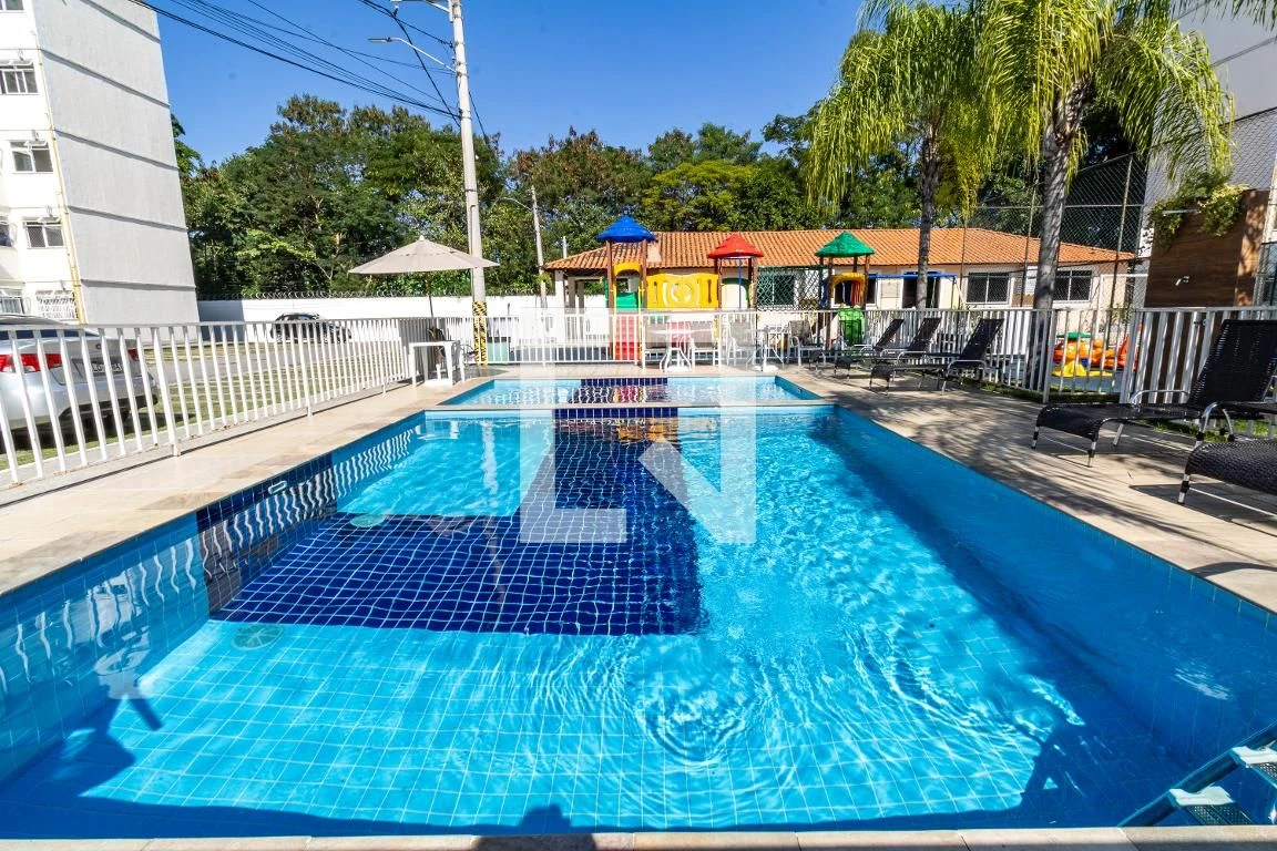 Apartamento sem mobília com churrasqueira na varanda