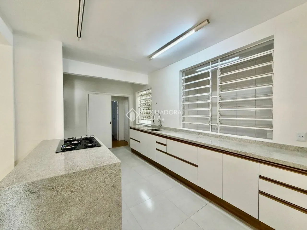 Casa com cozinha integrada e 4 vagas de garagem