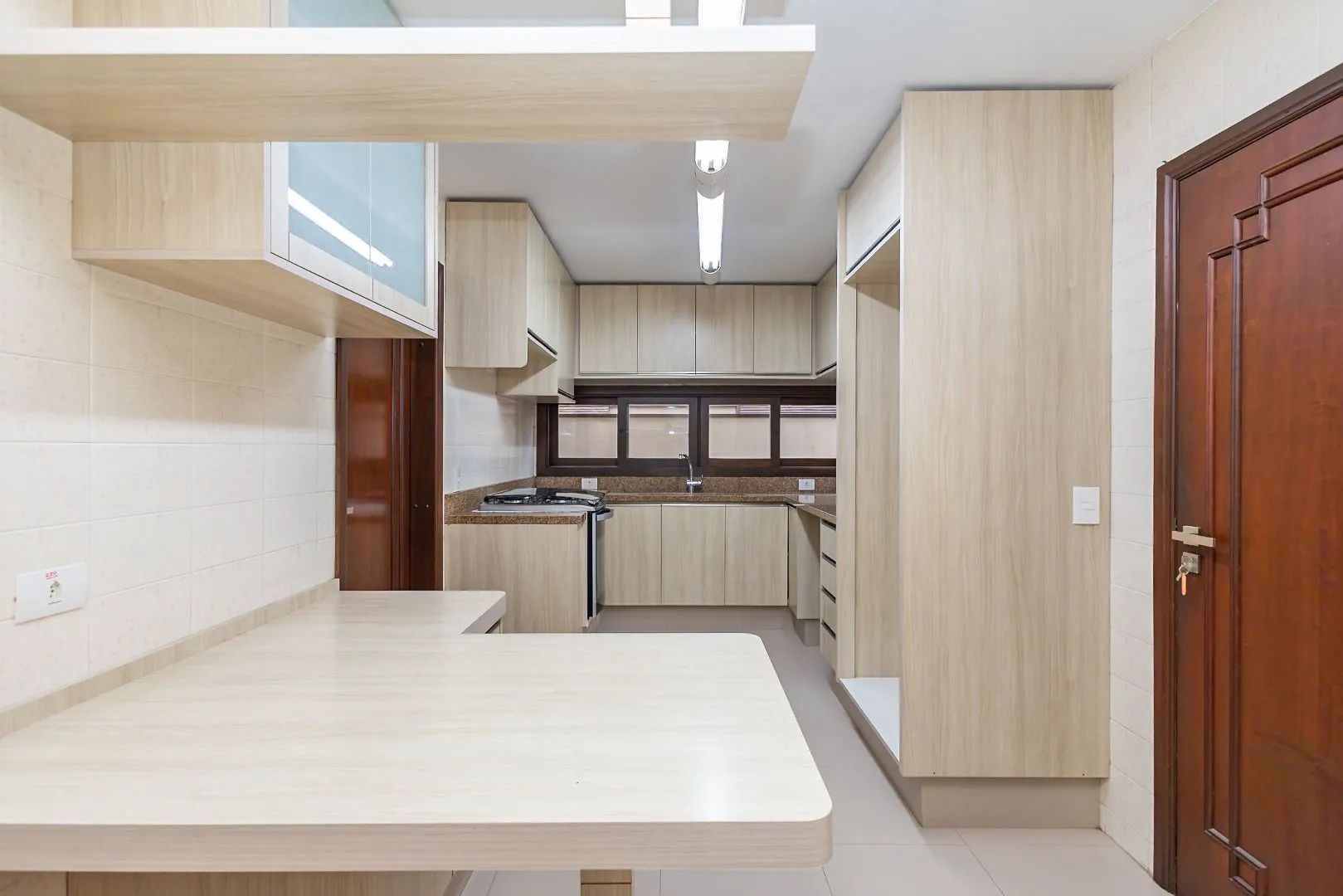 Rental house with 4 bedrooms and 5 bathrooms across 550 m² — photo 34